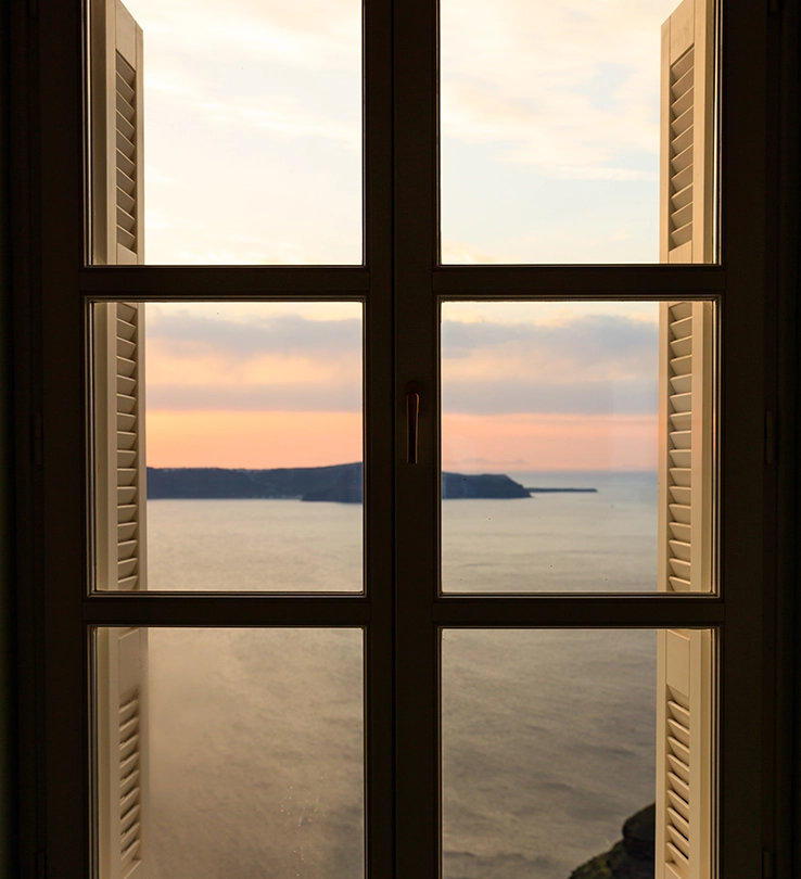 plasotek-large-historic-building-with-large-columns