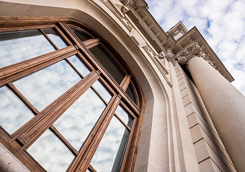 plasotek-large-historic-building-with-large-columns